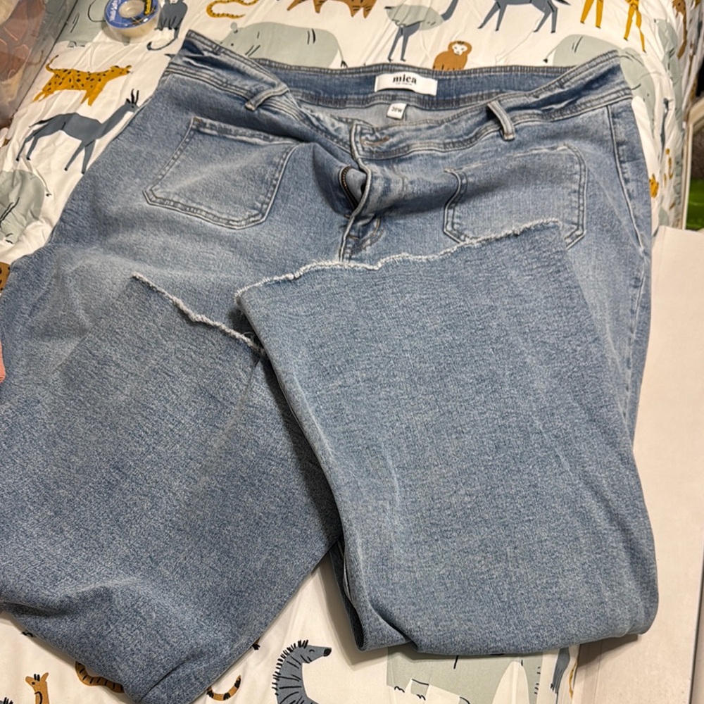 Denim Ankle Cropped Jeans with frayed ankle